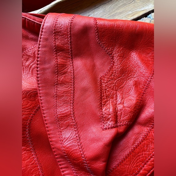 Vintage Embossed Red Leather Shoulder Bag with tassel - Picture 3 of 14